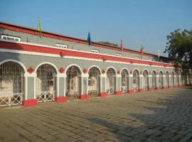 Hotel Grand Barrack，位于Khandwa的酒店