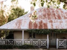 French Cottage Beechworth with stunning Alfresco Garden