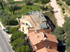 伊尔卡斯特拉秋酒店，位于Piccione的酒店