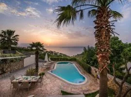 Villa Nicolas Plaka With Sea View