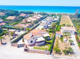 Case Vacanze Mare Nostrum - Villas in front of the Beach with Pool