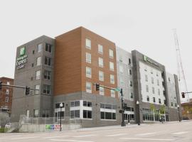 Holiday Inn Express & Suites - Omaha Downtown - Airport by IHG，位于奥马哈的酒店