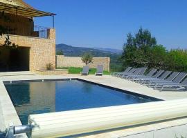 Villa spacieuse avec piscine privée et vue montagne à Prades，位于普拉德的酒店