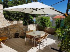 2 bedrooms apartement at Pag 100 m away from the beach with sea view enclosed garden and wifi，位于帕格的带停车场的酒店