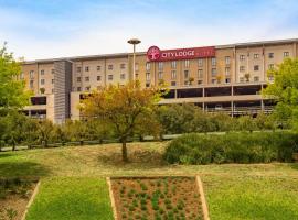 City Lodge Hotel at OR Tambo International Airport，位于肯普顿帕克的带泳池的酒店