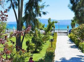 Amarynthos Beachfront Vacation House with garden，位于Áno Váthia的酒店