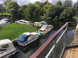 Waterfront House In The Heart Of St Neots，位于圣尼奥特的酒店