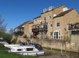 River Courtyard Apartment In The Heart Of Stneots，位于圣尼奥特的低价酒店