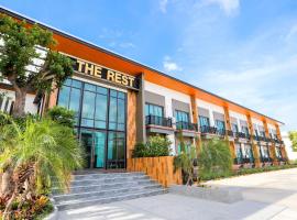 The Rest Hotel - ประจวบ，位于班武里府的酒店