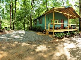 Mountain Laurel Cottage at Hearthstone Cabins and Camping - Pet Friendly，位于海伦的度假屋