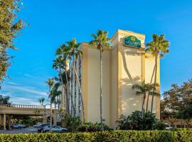 西棕榈滩机场拉昆塔酒店 ，位于西棕榈滩的酒店