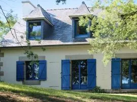 Maison de caractère à Plougrescant avec jardin et parking.