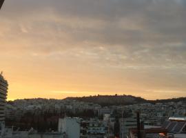 Cozy apartment near metro-Athens view，位于雅典卡特哈奇地铁站附近的酒店