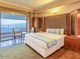 Matterhorn Vista, Rooms with Kasauli mountain view by Roamhome，位于索兰的酒店