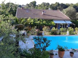 VILLA LA LICORNE Piscine privée, Jacuzzi, Massages, Tennis, Golf à 9km，位于Belcodène的酒店