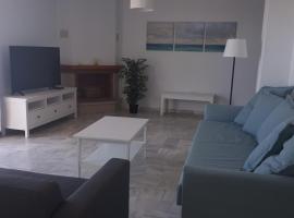 apartment in COSTA DEL SOL with large terrace for 9 people，位于林孔-德拉维多利亚的酒店
