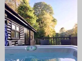 Mistletoe One Luxury Lodge with Hot Tub Windermere，位于温德米尔的木屋