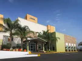 克雷塔罗驻桥套房酒店