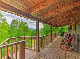 Bryson City Cabin with Private Hot Tub and Pool Table!，位于布赖森城的度假屋