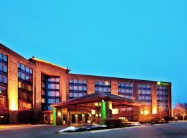 Holiday Inn Chicago Nw Crystal Lk Conv Ctr by IHG，位于克里斯特尔莱克的酒店
