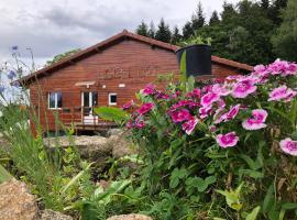 Maison avec piscine couverte Pilat Ardèche，位于Saint-Sauveur-en-Rue的度假短租房