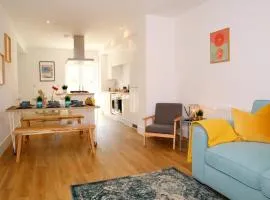 Modern New House - Great Location - Garden - Parking - Fast WiFi - Smart TV - Stunning 2 Bedroom House sleeps up to 4! Only 5 mins drive to Sandbanks Beach