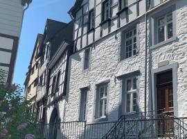 Manoir -1654- historisch schlafen in Monschaus Altstadt，位于蒙绍的酒店