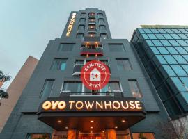 SUPER OYO Townhouse 1 Hotel Salemba，位于雅加达铭登区的酒店