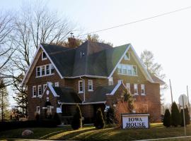 Iowa House Historic Inn，位于埃姆斯杰克特里斯体育场附近的酒店