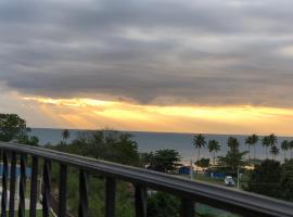 Stunning Sunset View, Walking distance to private beach，位于卡沃罗霍的度假屋
