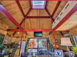 Furnished Deck: Romantic Strawberry/Pine Studio!，位于Pine的酒店