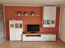 Gemütliche 90 qm Wohnung in Saarburg, zentral gelegen, Garten mit Aussicht, separater Eingang，位于萨尔堡的酒店