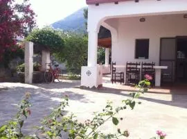 Villa by the Vulcano - 55 mq plus large garden and patio