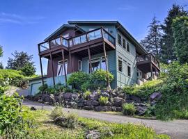 Luxe Coastal Haven with Bay Views and Hot Tub，位于Bay City的酒店