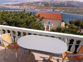 2 bedrooms appartement at Pag 100 m away from the beach with sea view enclosed garden and wifi，位于帕格的带停车场的酒店