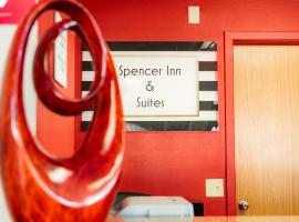 Spencer Inn & Suites，位于Spencer的带停车场的酒店