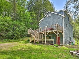 Cabin in the Untouched Woods - 3 Miles to Ski，位于Jay的酒店