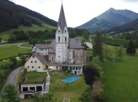 Pool, Pokale, Sauna, Billard, Kirche u. viel Natur