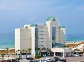 彭萨科拉海滩智选假日酒店，位于彭萨科拉海滩的带停车场的酒店