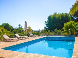 Villa Altozano with pool, barbeque, large garden, and fantastic sea views，位于贝尼多姆水上自然公园附近的酒店