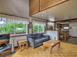 Charming Laconia Home with Deck Walk to Lake!，位于拉科尼亚的酒店