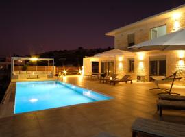 Eva Villas East, with infinity pool & and panoramic sea view，位于杰拉尼的别墅
