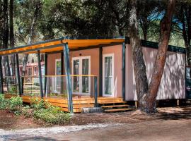 Lux Camp Bi Village, Mobile home Villa Buba，位于法扎纳的酒店