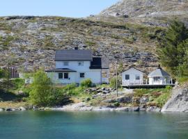 Seafront Holiday Home close to Reine, Lofoten，位于Sund的酒店