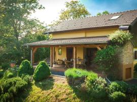 Green Hills Cottage in Zagorje with magnificent view，位于Ravnice-Desinićke的带停车场的酒店