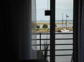 &Ouml; Seaside Suites & SPA，位于库雷萨雷的带泳池的酒店