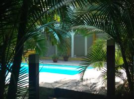 Chambre d'hôte et Loft dans maison de charme piscine à débordement La Villa Gialla，位于舍尔谢的酒店