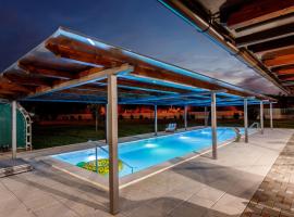 Nice Holiday Home in Neori with Heated Pool，位于Neorić的带停车场的酒店
