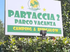 Camping Parco Vacanza Partaccia 2，位于马里纳迪马萨的豪华帐篷营地