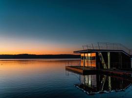 Domy na wodzie Charzykowy，位于哈日科维的酒店